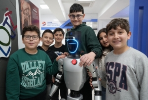 �lk robot �imdi de i�e ba�lad�