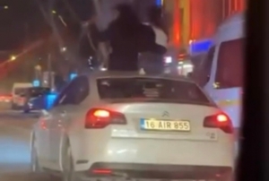 Otomobilin tavanına oturdular : 25 b