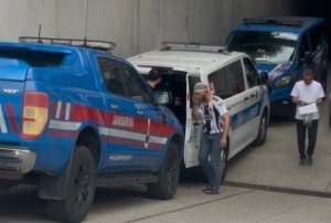 Taksiciyi rehin alıp polise ateş ede