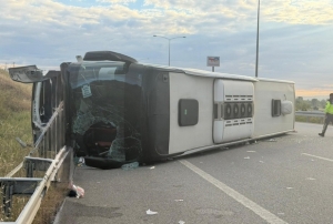 Susurluk'ta yolcu otob�s� devrildi