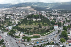 Tarihi kalede depremin izleri silini