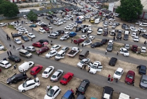 Bayram öncesi oto pazarında yoğunluk