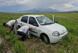 Çamura saplanan aracı kurtarma çalış