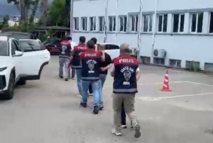 Polis 'ikinci kişi' rolüne girip çök