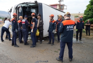Yolcu otob�s� devrildi