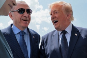 Trump resmi törenle karşılandı