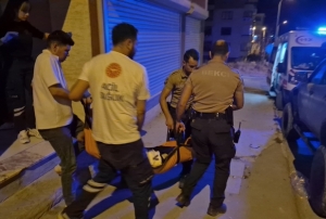 Kendi karnına bıçak sapladı