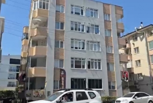 Ya�l� kad�n� kom�usu �ld�rm��