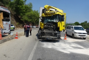 Duran midibüse tır arkadan çarptı: 11 yaralı