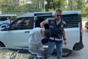 Kız arkadaşının kollarını kızgın kepçeyle yaktı