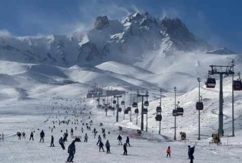 Erciyes'te hafta sonu pistler kayak severlerle doldu