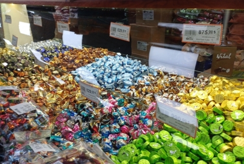 Bayraml�k �ikolata ve �ekerler tezgahlarda