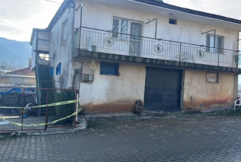 Bo�anma a�amas�ndaki e�ini ve ailesini katletti