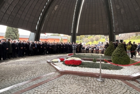 Turgut �zal kabri ba��nda an�ld�