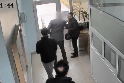 Gazeteciye tokat atan doktora adli para cezas�