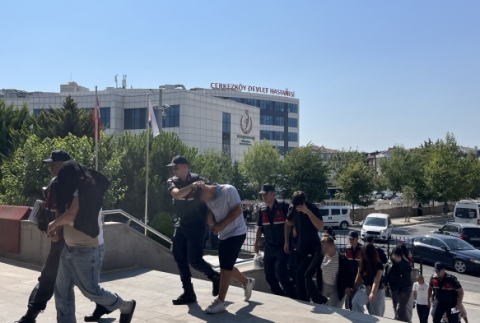 Kad�n k�yafeti giydirip �antaj yapt�lar: 6 g�zalt�