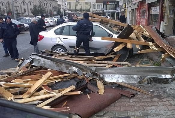 100 kilometre hzla esen rzgar atlar uurdu!