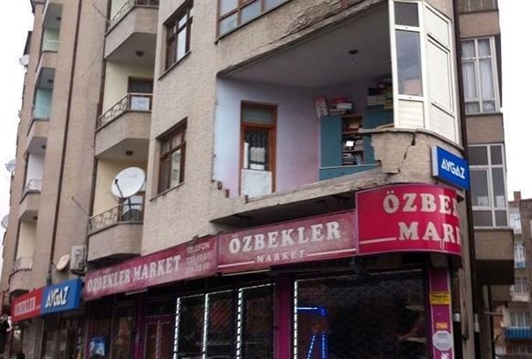 iddetli rzgar evin balkon duvarn uurdu