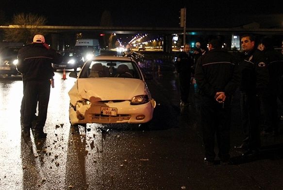 Krmz k ihlali yapp, polis aracna arpt
