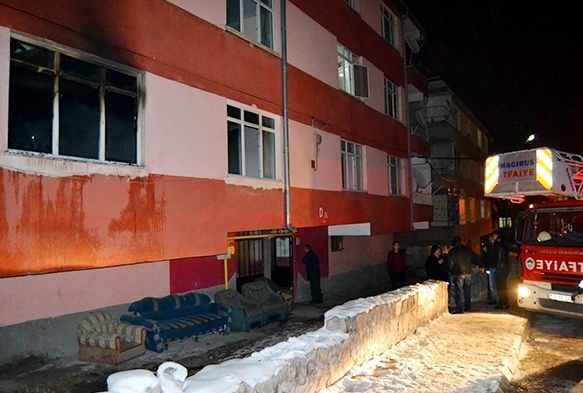3 katl apartmanda kan yangn korkuttu