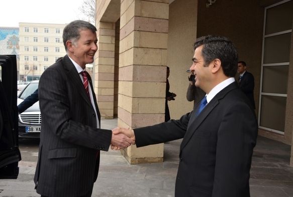 Vali Dzgn, ngiltere'nin Ankara Bykelisi'ni Arlad