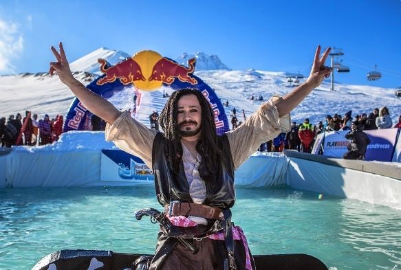 Erciyes'te buz gibi suya meydan okudular