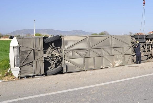 Yolcu otobs devrildi: 3 l, 40 yaral