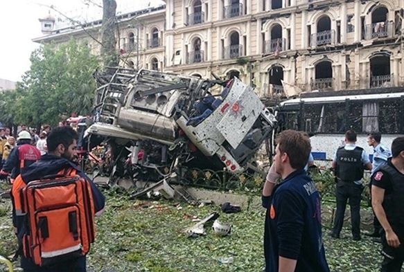 stanbul'da polis otobsne bombal saldr