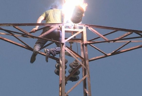 Elektrik akmna kaplarak can verdi!