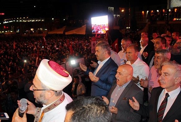 On binlerce kişi demokrasi şehitleri için gıyabi cenaze namazı kıldı