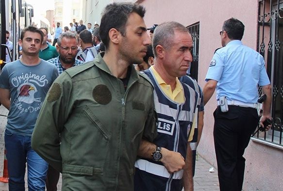 Gözaltındaki 53 asker doktor kontrolünden geçirildi