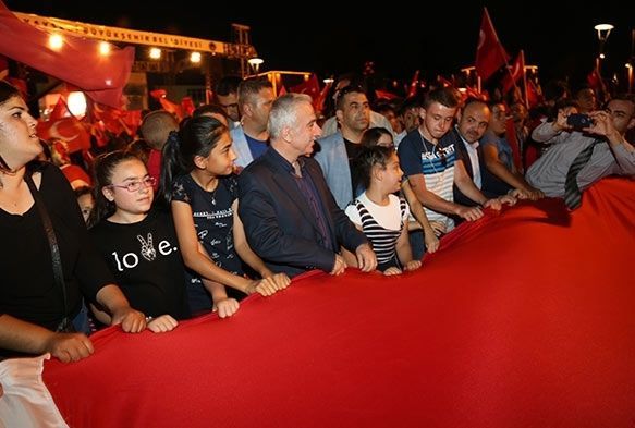 Vali Kamçı, Cumhuriyet Meydanı’nda vatandaşlarla buluştu