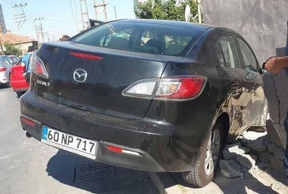 Kaza yapan otomobil bahçe duvarını yıktı