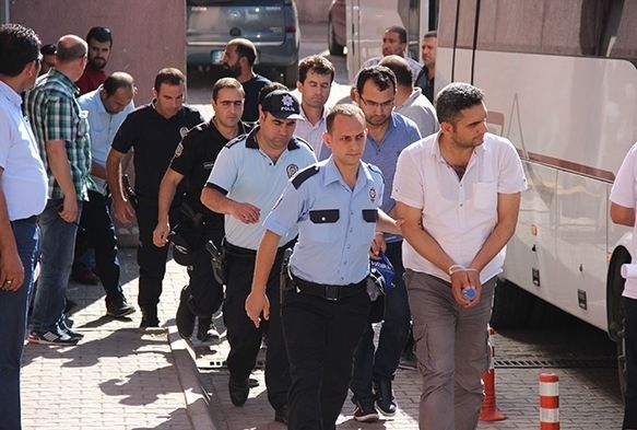FET operasyonunda gzaltna alnan 43 polis adliyeye karld