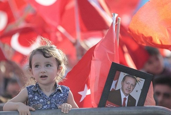 Bayrağını alan 7’den 70’e herkes Cumhuriyet Meydanı’na koştu