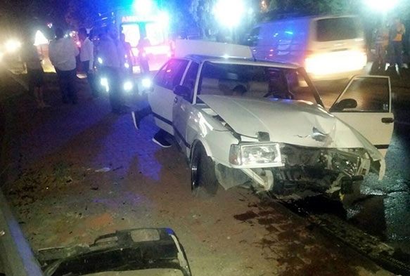 Otomobil direğe çarptı: 2 yaralı