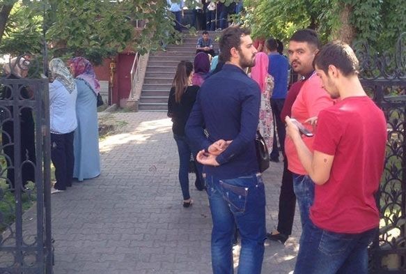 ÖSYM merkezi önünde kuyruk oluştu