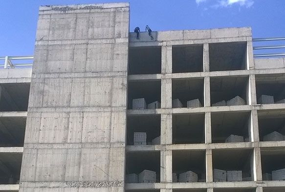 İnşaata çıkarak intihara kalkıştılar