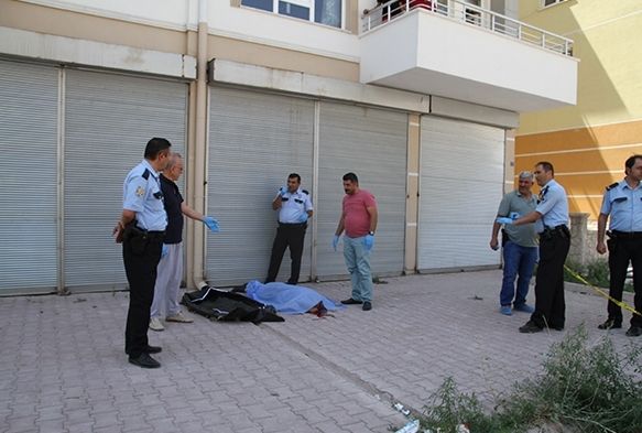 3 Katlı Binanın Çatısından Düşen Şahıs Hayatını Kaybetti