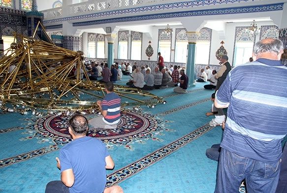 Cami cemaatinin üstüne avize düştü: 10 yaralı