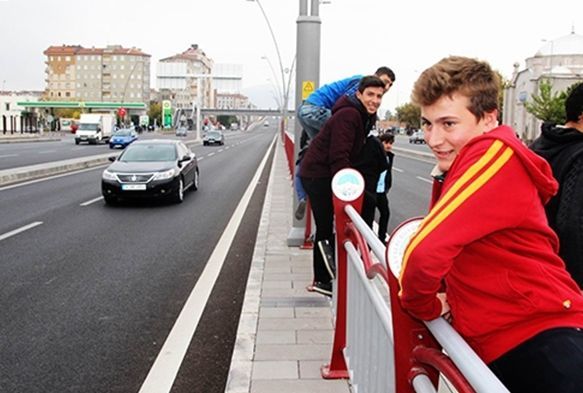 Üst geçidi kullanmayıp, bariyerlerden atlıyorlar