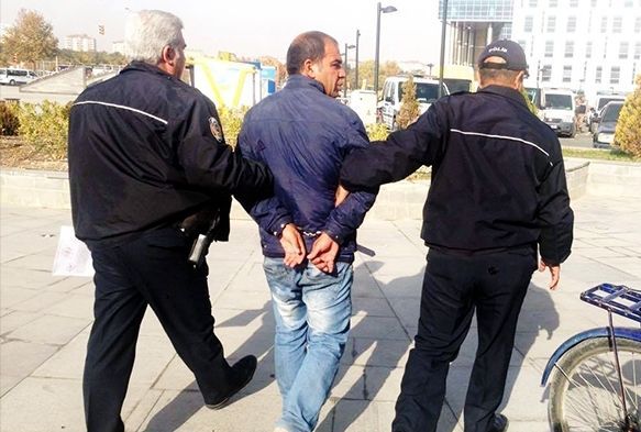 Parkta oturan 3 kişiye bıçak çekerek cep telefonlarını isteyen sanığa