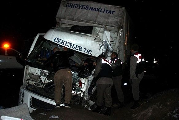 Kamyonlar kafa kafaya çarpıştı: 1 ölü, 1 yaralı