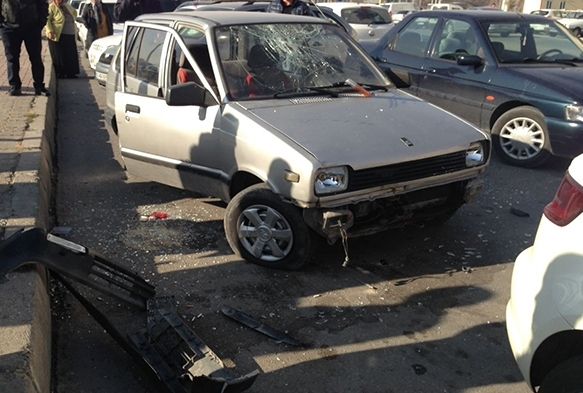 Duruşmadan çıktılar, otomobili hurdaya çevirdiler