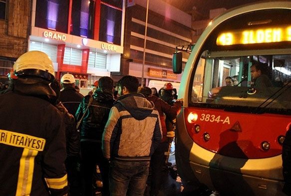 Tramvayın altında kalan çocuk yaralandı