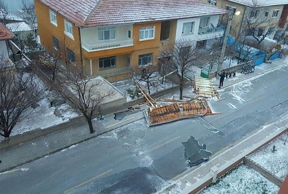 Develi’de şiddetli rüzgar çatı uçurdu