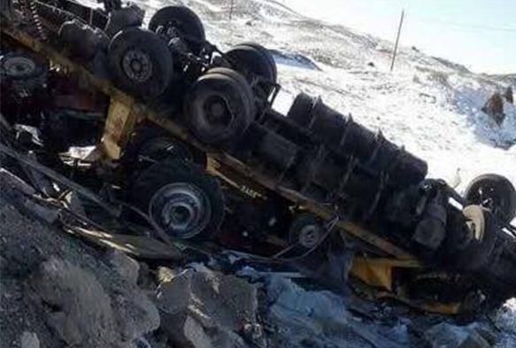 TIR şarampole devrildi: 1 ölü