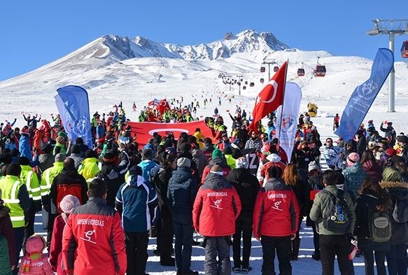 Kayakçılar Erciyes’te dev Türk bayrağı açtı