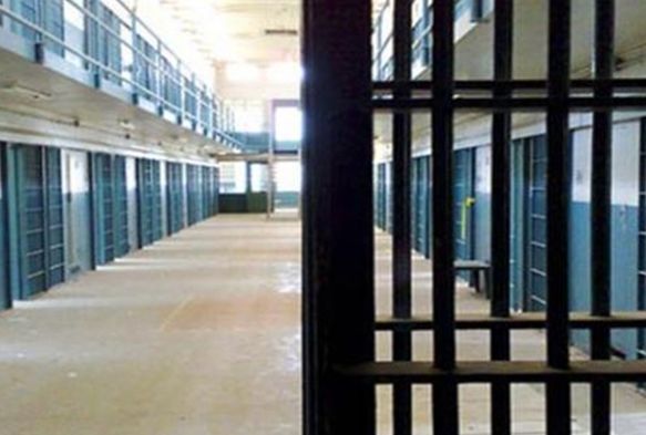 Terörist başı Öcalan'ın fotoğrafını paylaşan kadına 1.5 yıl hapis