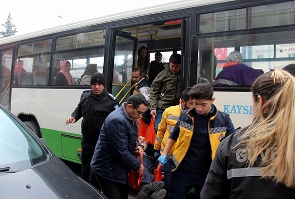 Otobüste rahatsızlanan şahıs hastaneye kaldırıldı